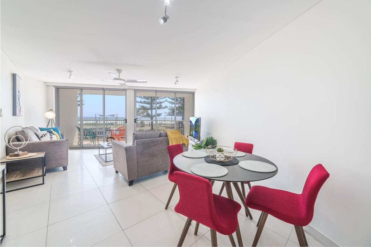 Apartment Bright And Chill Beachfront With Balcony Gold Coast